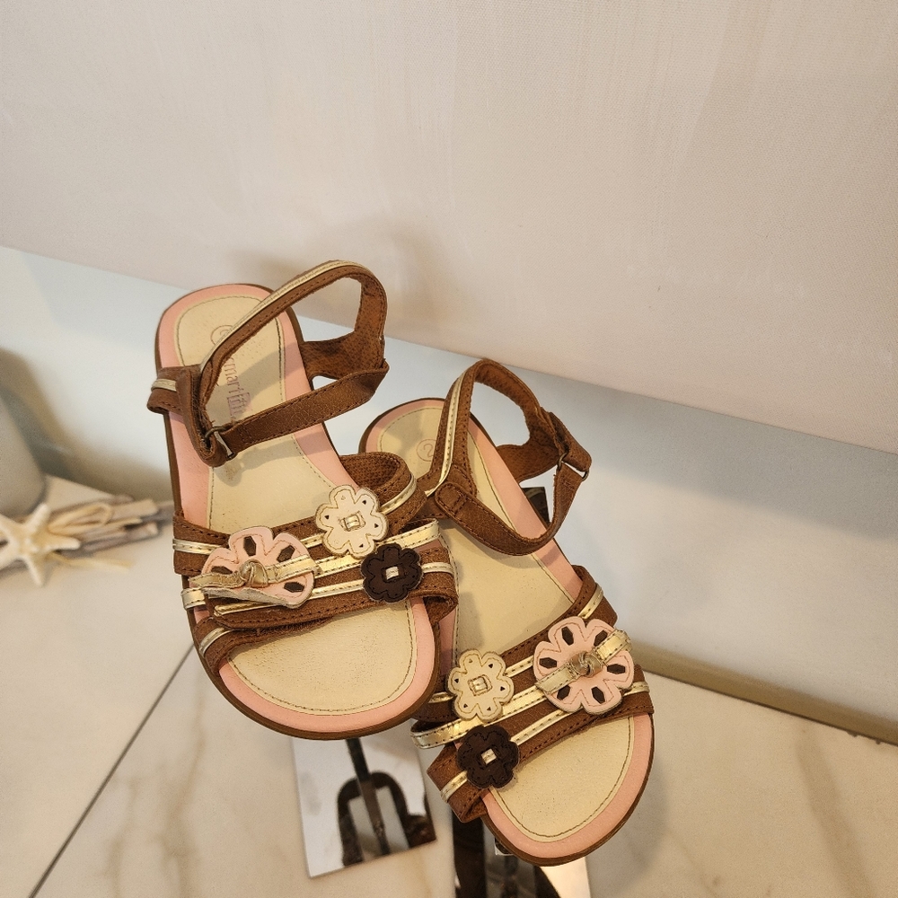 Smart fit, girls size 2, DARLING STRAPPY SANDALS WITH FLOWERS 🩷🤍🌸